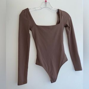 Babaton Contour Squareneck Longsleeve Bodysuit